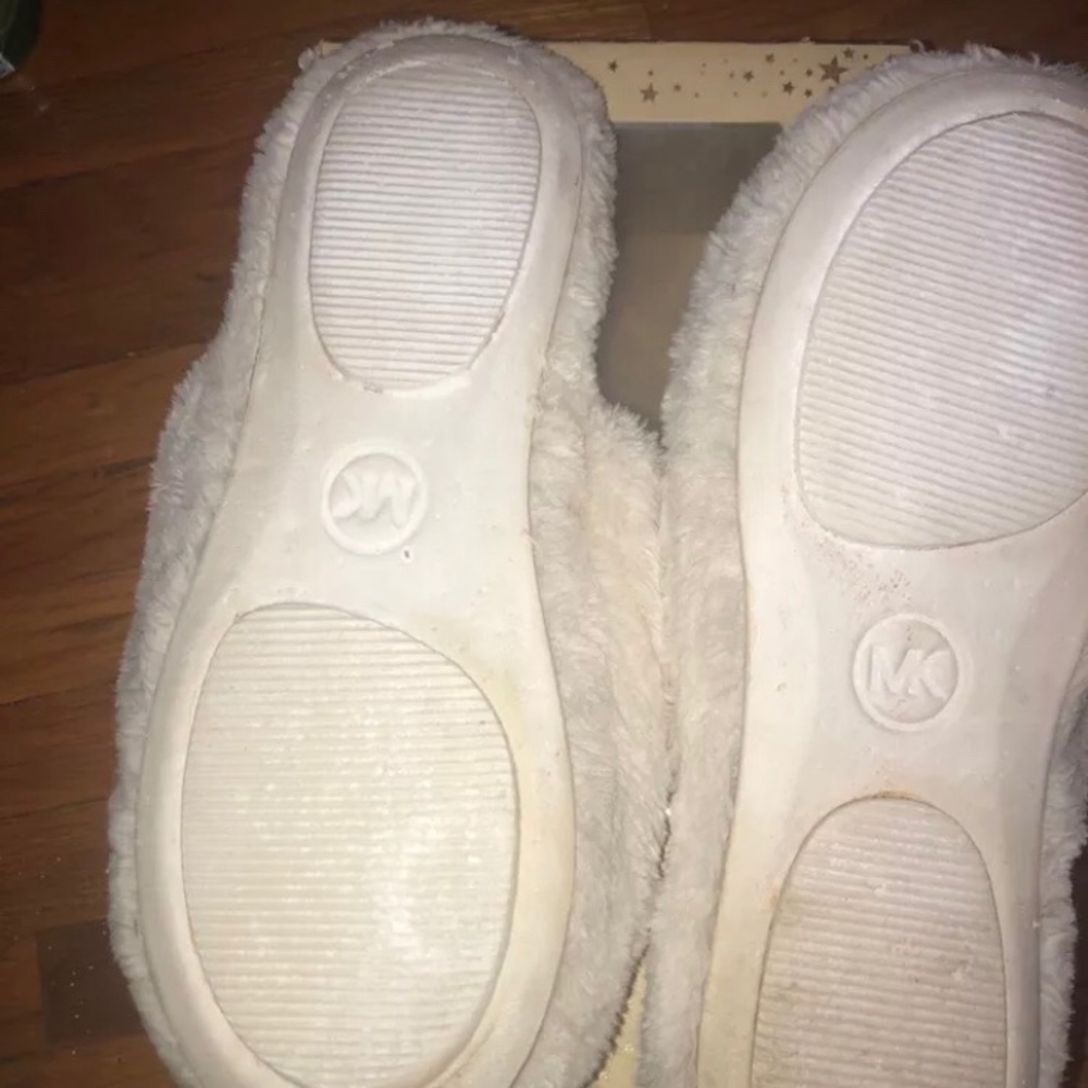 MICHAEL KORS WHITE FUR SLIPPERS - Picture 3 of 3